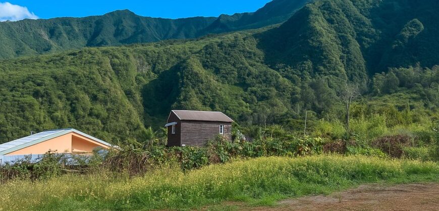 À vendre un terrain constructible de 493 m² situé dans le quartier des Makes à La Rivière Saint-Louis Réunion