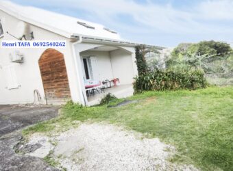 À louer une villa jumelée T4 de 101 m2 située en fond d’une impasse calme à Saint Joseph Réunion