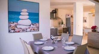 À louer une charmante villa T4 en duplex meublée d’environ 100 m2 située dans le quartier très recherché des Pêcheurs à Terre Sainte Réunion