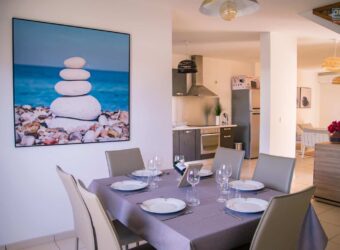 À louer une charmante villa T4 en duplex meublée d’environ 100 m2 située dans le quartier très recherché des Pêcheurs à Terre Sainte Réunion