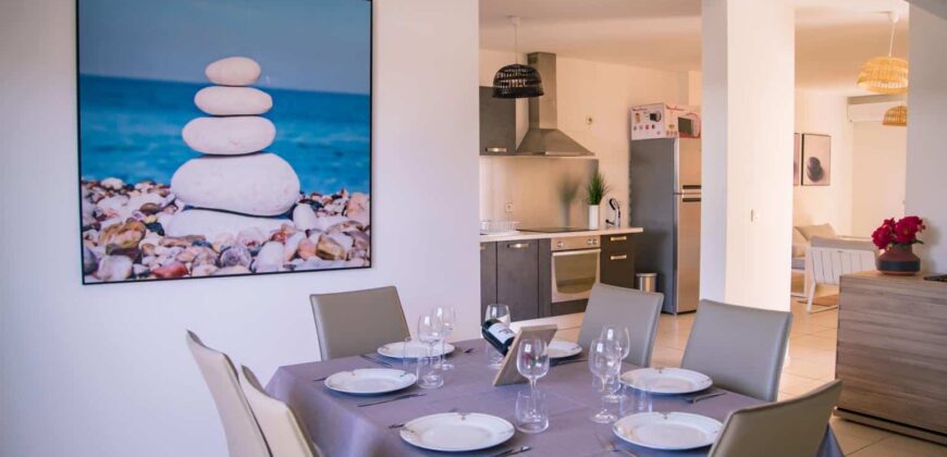 À louer une charmante villa T4 en duplex meublée d’environ 100 m2 située dans le quartier très recherché des Pêcheurs à Terre Sainte Réunion