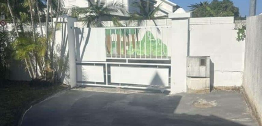 À louer local professionnel d’environ 250 m2 situé en plein centre de Saint-Pierre Réunion