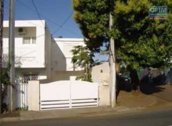 À louer une maison F3 jumelée de 78,80 m² avec cour à Sainte-Clotilde Réunion
