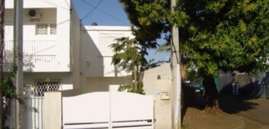 À louer une maison F3 jumelée de 78,80 m² avec cour à Sainte-Clotilde Réunion
