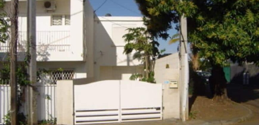 À louer une maison F3 jumelée de 78,80 m² avec cour à Sainte-Clotilde Réunion
