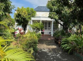 À louer un local professionnel d’environ 100 m2 situé en plein centre-ville de Saint Pierre Réunion