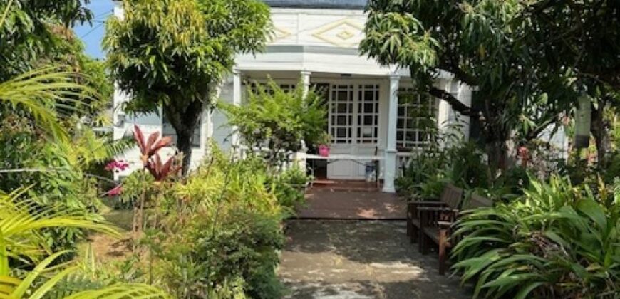 À louer un local professionnel d’environ 100 m2 situé en plein centre-ville de Saint Pierre Réunion