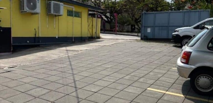 À louer un local professionnel d’environ 100 m2 situé en plein centre-ville de Saint Pierre Réunion