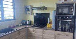 À louer villa F4 neuf en duplex avec jardin et vue mer à Saint-Leu, secteur de l’Étang.