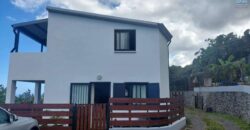 À louer villa F4 neuf en duplex avec jardin et vue mer à Saint-Leu, secteur de l’Étang.