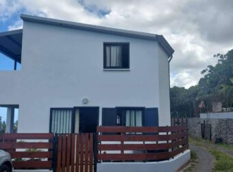 À louer villa F4 neuf en duplex avec jardin et vue mer à Saint-Leu, secteur de l’Étang.