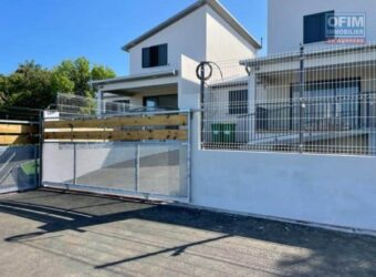 À louer une superbe villa T4 d’environ 106 m2 située à Mont-Vert-les-Hauts, sur les hauteurs de Saint-Pierre Réunion