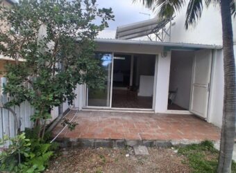 À louer un appartement F2 en duplex avec cour privative à Saint-Gilles les Hauts Réunion