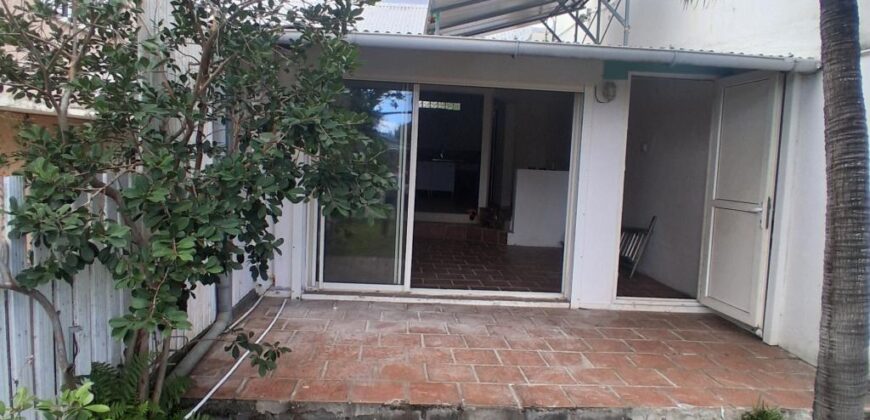 À louer un appartement F2 en duplex avec cour privative à Saint-Gilles les Hauts Réunion