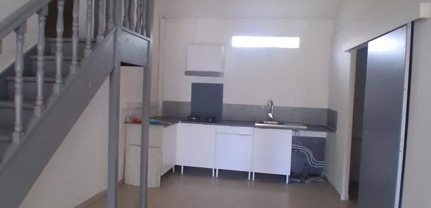 À louer un appartement F2 en duplex avec cour privative à Saint-Gilles les Hauts Réunion