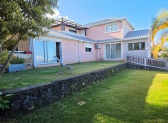 À louer une belle et grande villa T7 meublée d’environ  211 m2 située au Tampon secteur Trois Mares Réunion