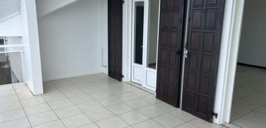 À louer appartement T4 de 80 m2 situé proche du centre-ville du Tevelave Réunion