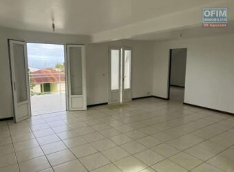 À louer appartement T4 de 80 m2 situé proche du centre-ville du Tevelave Réunion