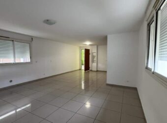 Location d’un appartement de 85.45m2 dans une résidence avec parking à Sainte Clotilde, Réunion