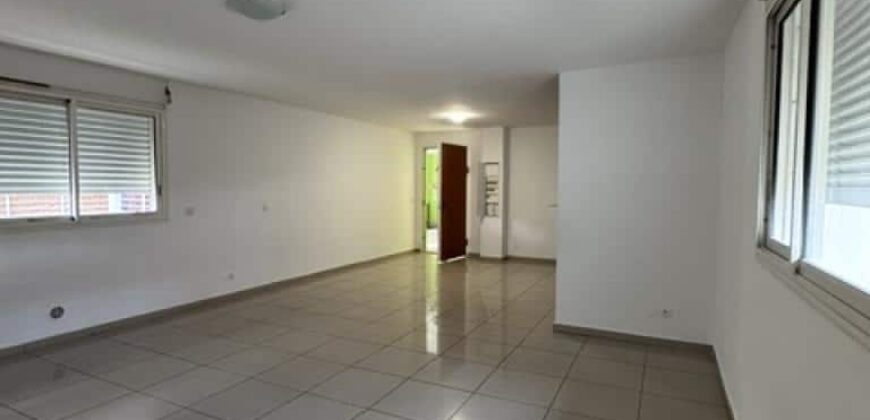 Location d’un appartement de 85.45m2 dans une résidence avec parking à Sainte Clotilde, Réunion