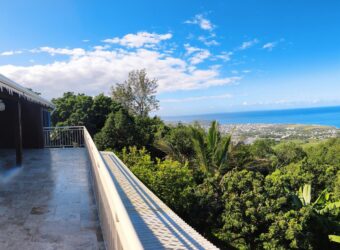 À vendre une villa T4 rénovée de 140 m2 située face à la baie de Manapany-les-Bains à Saint-Joseph Réunion