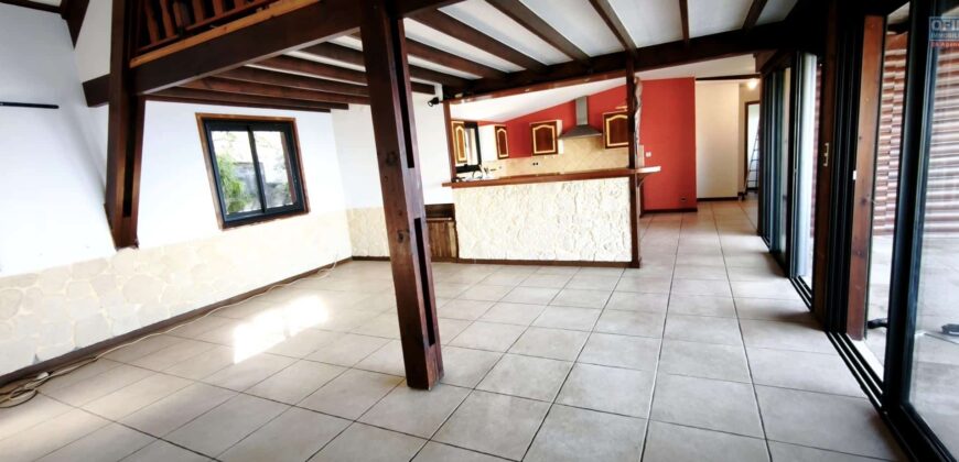 À vendre une villa T4 rénovée de 140 m2 située face à la baie de Manapany-les-Bains à Saint-Joseph Réunion