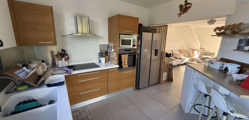 À vendre une superbe villa récente T4 de 95 m2 sur un terrain de 333m2 située dans un quartier de Bois de Nèfles à Saint Louis