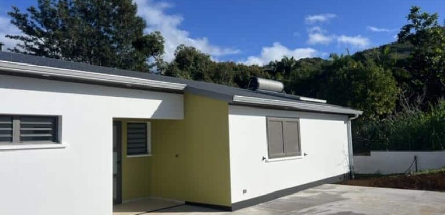 À louer villa type F4 neuve de 80 m2 située dans une petite impasse calme à la Ravine Sèche aux Avirons Réunion