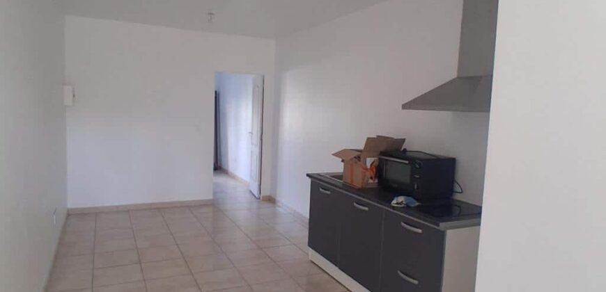 À louer un appartement F2 de 42,87 m² proche commerces à Saint-Gilles les Hauts Réunion
