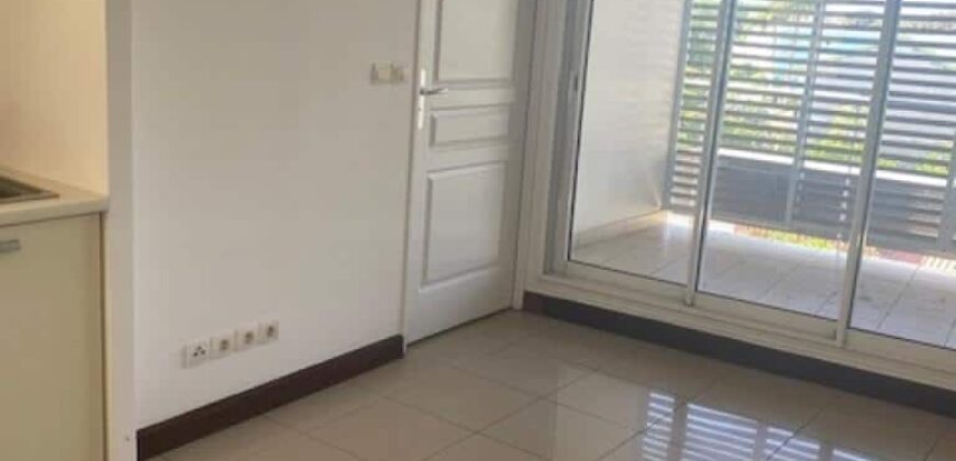 À vendre appartement de type F1 avec terrasse et parking en sous-sol à Sainte-Clotilde Réunion