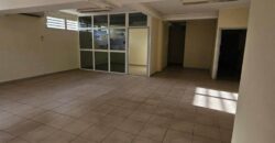 À louer un spacieux local commercial de 110 m² avec parking à La Grande Montée Sainte-Marie Réunion