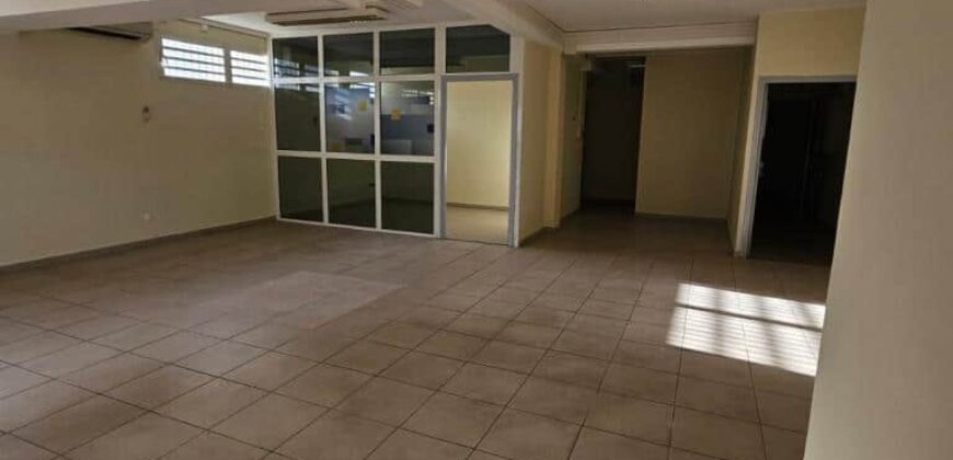 À louer un spacieux local commercial de 110 m² avec parking à La Grande Montée Sainte-Marie Réunion