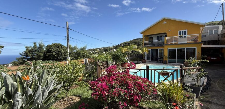 À vendre une magnifique propriété F5+ en R+1, idéalement située dans le secteur prisé de Ravine Sèche aux Avirons Réunion