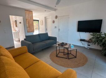 À villa une superbe villa T4 meublée de 71 m2 et 36m2 pool house située à La Rivière Saint Louis Réunion