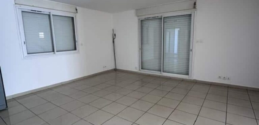 À vendre un appartement de type F3 dans une résidence à Bellepierre Saint Denis Réunion