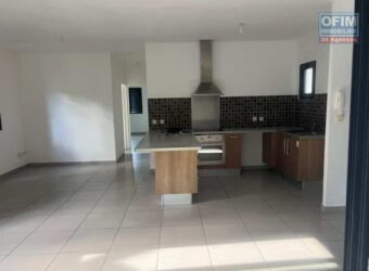 À louer un agréable appartement type F3 de 65 m2 situé dans une petite résidence sécurisée à l’Etang Salé Réunion