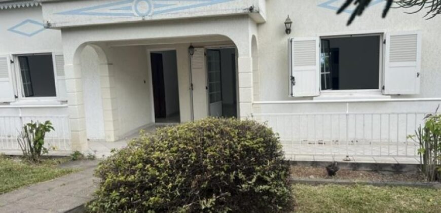 À louer une villa T5 de 118.75 m2 sur deux niveaux située proche du lycée des Avirons Réunion