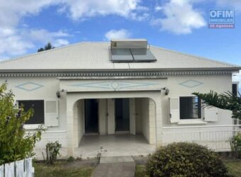 À louer une villa T5 de 118.75 m2 sur deux niveaux située proche du lycée des Avirons Réunion
