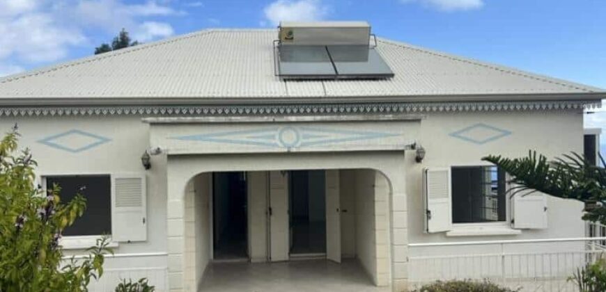 À louer une villa T5 de 118.75 m2 sur deux niveaux située proche du lycée des Avirons Réunion