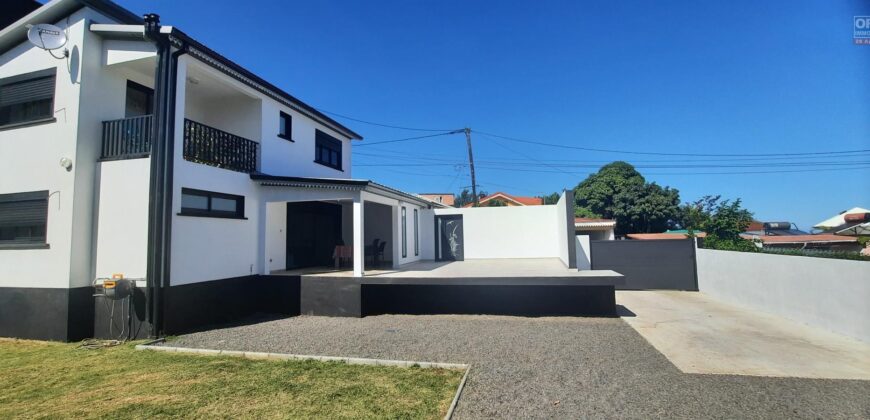 À vendre une charmante villa F4 en duplex sur un terrain de 523 m2 située au Tampon, Ligne des 400 Réunion