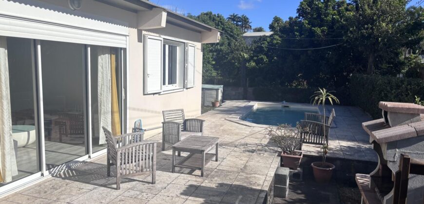 À louer une maison meublée de plain-pied de 136m2 avec piscine au sel à Saint-Gilles-les-Hauts Réunion