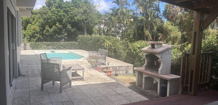 À louer une maison meublée de plain-pied de 136m2 avec piscine au sel à Saint-Gilles-les-Hauts Réunion