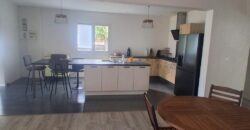 À louer une maison meublée de plain-pied de 136m2 avec piscine au sel à Saint-Gilles-les-Hauts Réunion