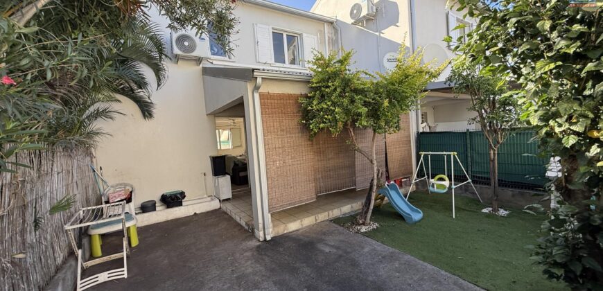 À vendre une maison mitoyenne T3 de 71 m2 située dans une résidence calme et sécurisée à Saint Louis Réunion