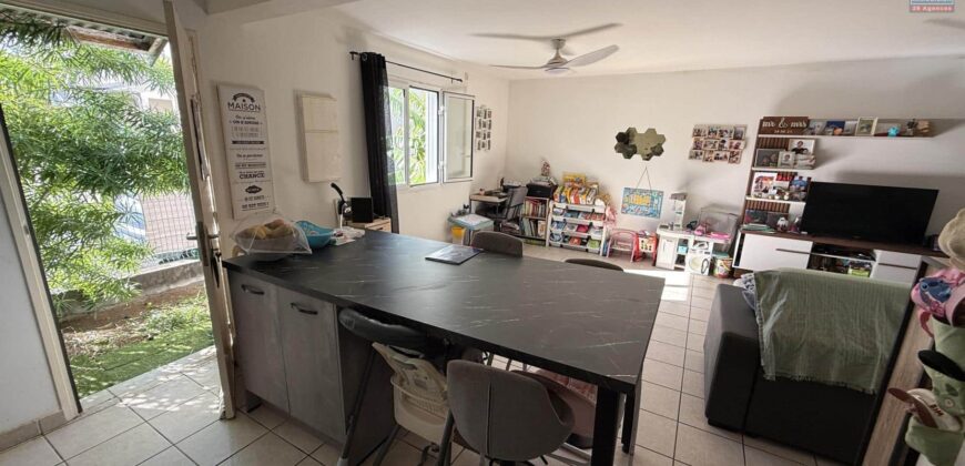 À vendre une maison mitoyenne T3 de 71 m2 située dans une résidence calme et sécurisée à Saint Louis Réunion