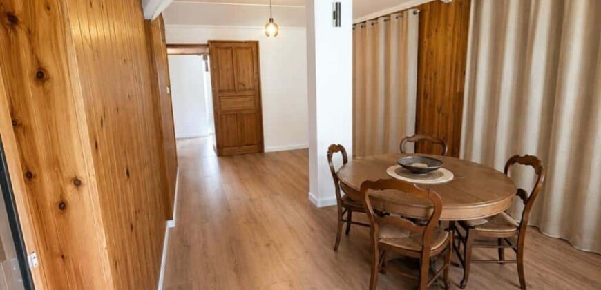 Location d’une maison en chalet en bois moderne avec jardin et vue montagne à La Plaine-des-Palmistes Réunion