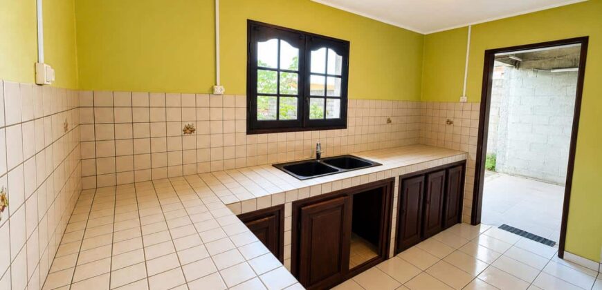 À vendre une jolie maison F4 de 105m2 avec jardin à proximité du centre ville de Saint-André Réunion
