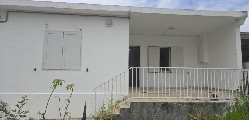 À louer maison de plain-pied rénovée avec grand garage et jardin à Saint André Réunion