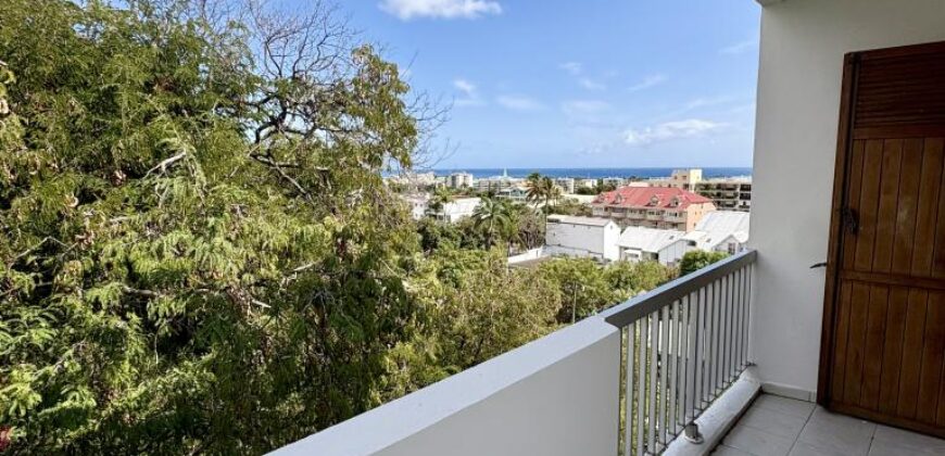 À vendre un lumineux appartement T4 de 71m2 avec grande terrasse à Sainte Clotilde Réunion