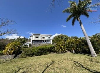 À vendre une spacieuse villa de 349m2 sur un terrain piscinable de 2500m2 à La Montagne Réunion